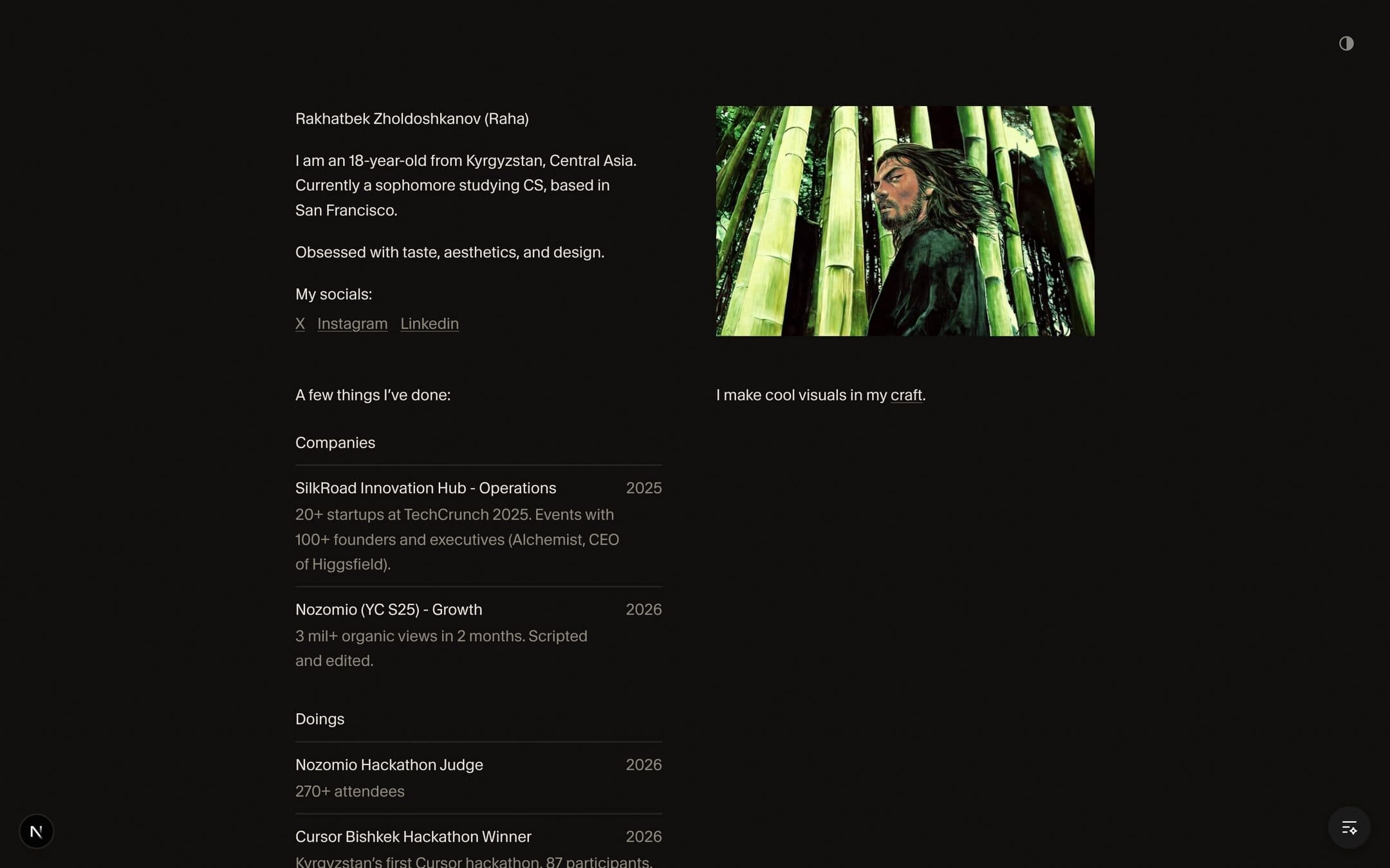 The first version of this website: dark, two columns and a portrait